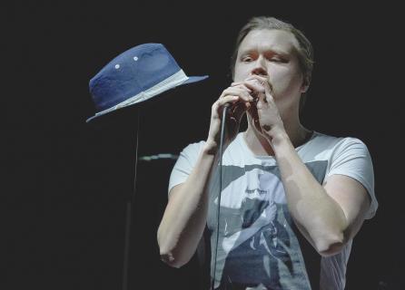 Band singer with hat 21 