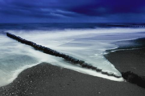 Eiswasser über den Buhnen 07