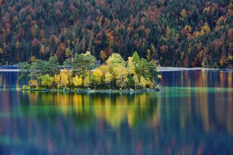 Eibsee isle in autumn