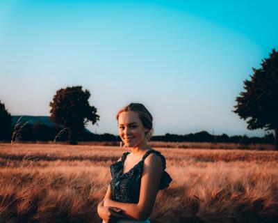 Wunderschöne Frau im Feld