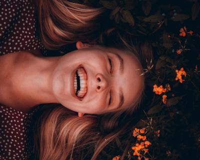 Junge Frau mit Blumen