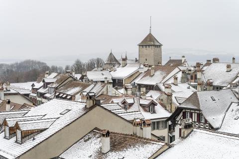 Dächerensemble von Murten im Schnee