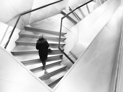 Frau auf der Treppe