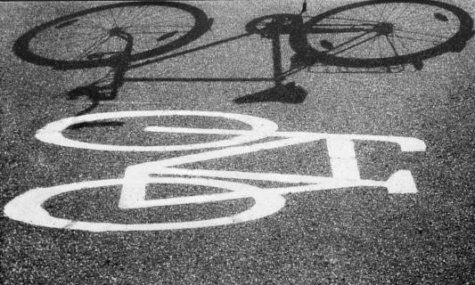 Fahrradschatten auf dem Radweg