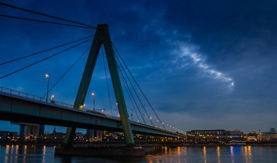 Severinsbrücke Köln zur Blauen Stunde