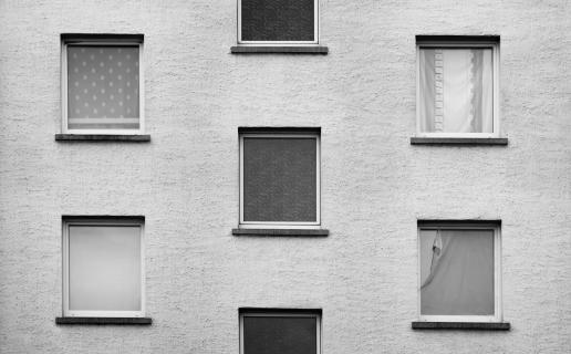 Fensterfront in einer Vorstadtsiedlung