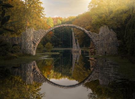 Herbstblick auf Rakotzbrücke