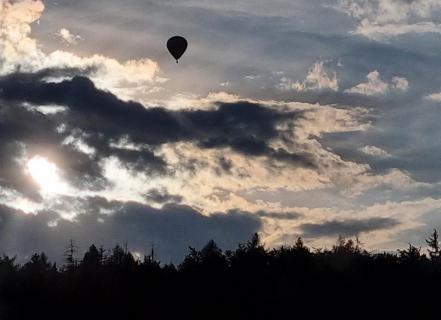 Ballon gegen Wolken