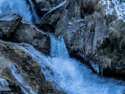 Wasserfall mit Eiszapfen