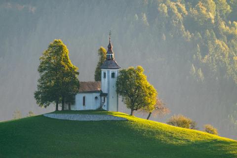 Kirche im Sonnenlicht