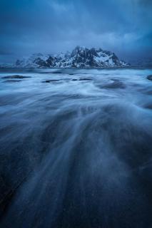 Stürmische blue hour am Meer