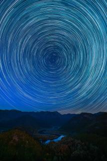 Startrails über Flusslandschaft in Montenegro