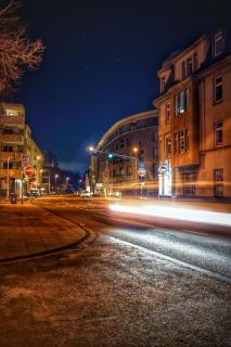 Geisterfahrt bei Nacht in der Stadt 