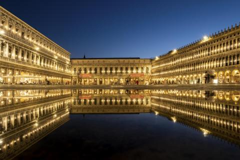 Gespiegelter Markusplatz in Venedig 