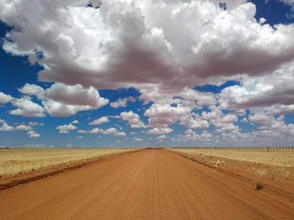 Schäfchenwolken über der Namib