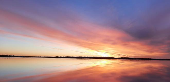 Sonnenaufgang über dem See Asnen