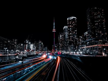 Zugverkehr in Toronto bei Nacht