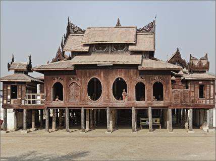 Teakholzkloster in der Nähe des Inle Sees