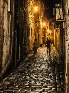 Rovinj -Straße bei Nacht-