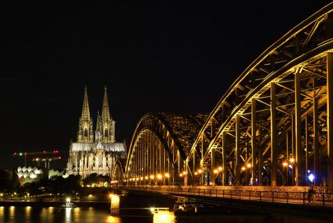 Hohenzollernbrücke bei Nacht