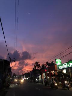 Tuk Tuk Lichter im pinken Himmel