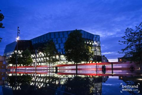 Freiburger Uni - Bibliothek bei Nacht.