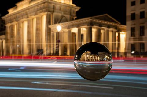 Brandenburger Tor in einer Glaskugel.