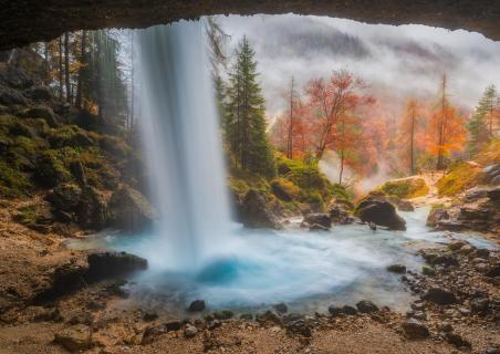 Hinter dem Wasserfall