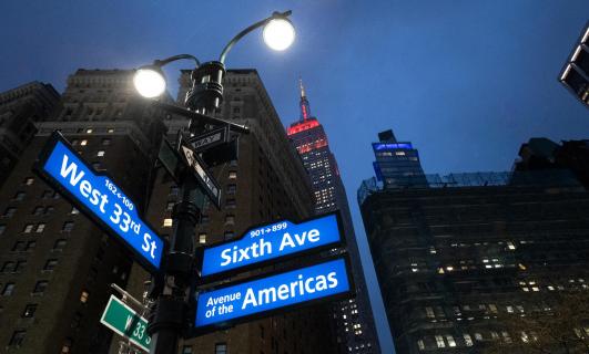 Regnerische Nacht an der 6th Ave in New York