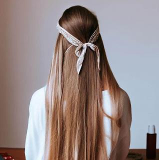 Mädchen mit Haarband