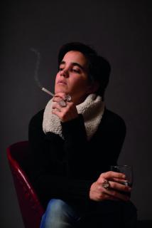 Frau mit Zigarette und Weinglas