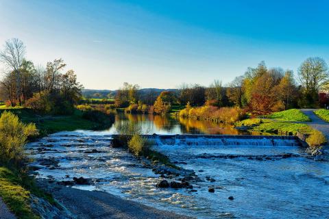 Flußlandschaft im Herbst