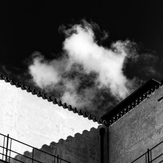 Wolken klettern übers Dach