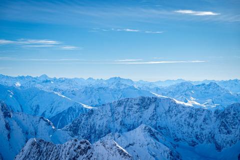 Aussicht von der Zugspitze bei sonnigem Wintertag