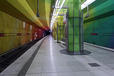 U-Bahnstation bei Nacht
