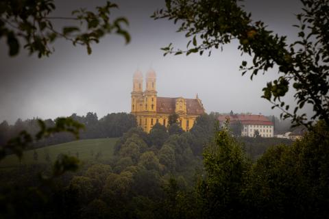 Wallfahrtskirche im Nebel