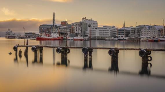 Hafen Tromsø in der Abenddämmerung