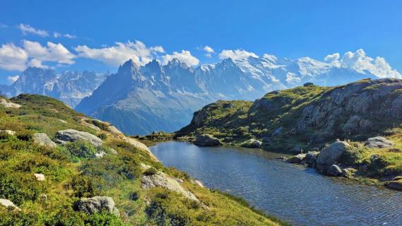 Bergsee vor Mont-Blanc-Massiv