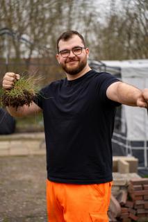 Camper bei der Gartenarbeit