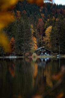 Am Spitzingsee im Herbst