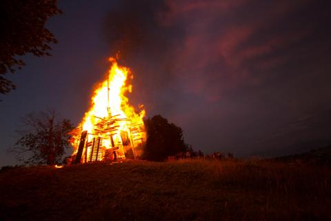 traditionleese Johannisfeuer