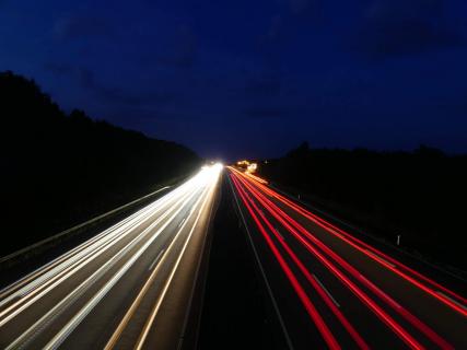 Nachts an der Autobahn