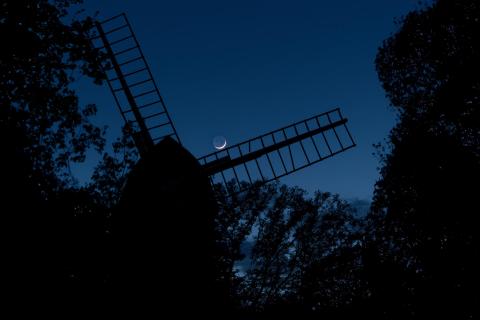 Blaue Stunde an einer Bockwindmühle in Berlin