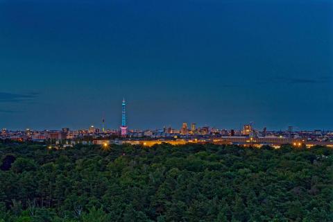 Blick über Berlin zur Blauen Stunde