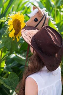 Stina mit Pferd an der Sonnenblume