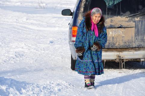 Inuitfrau mit traditioneller Winterkleidung