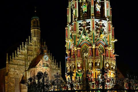 Nürnberg - Schöner Brunnen und Frauenkirche bei Nacht