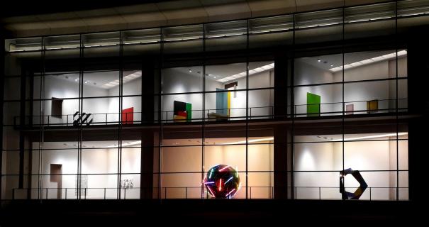 Museumsfenster bei Nacht
