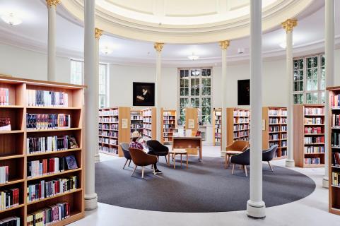 Umgeben von Büchern und Wissen