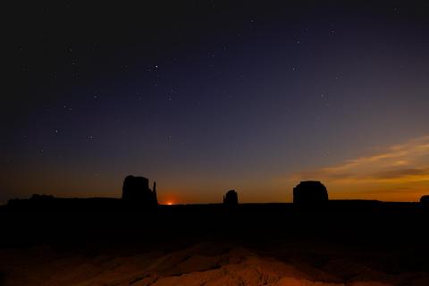 Nachthimmel im Monument Valley